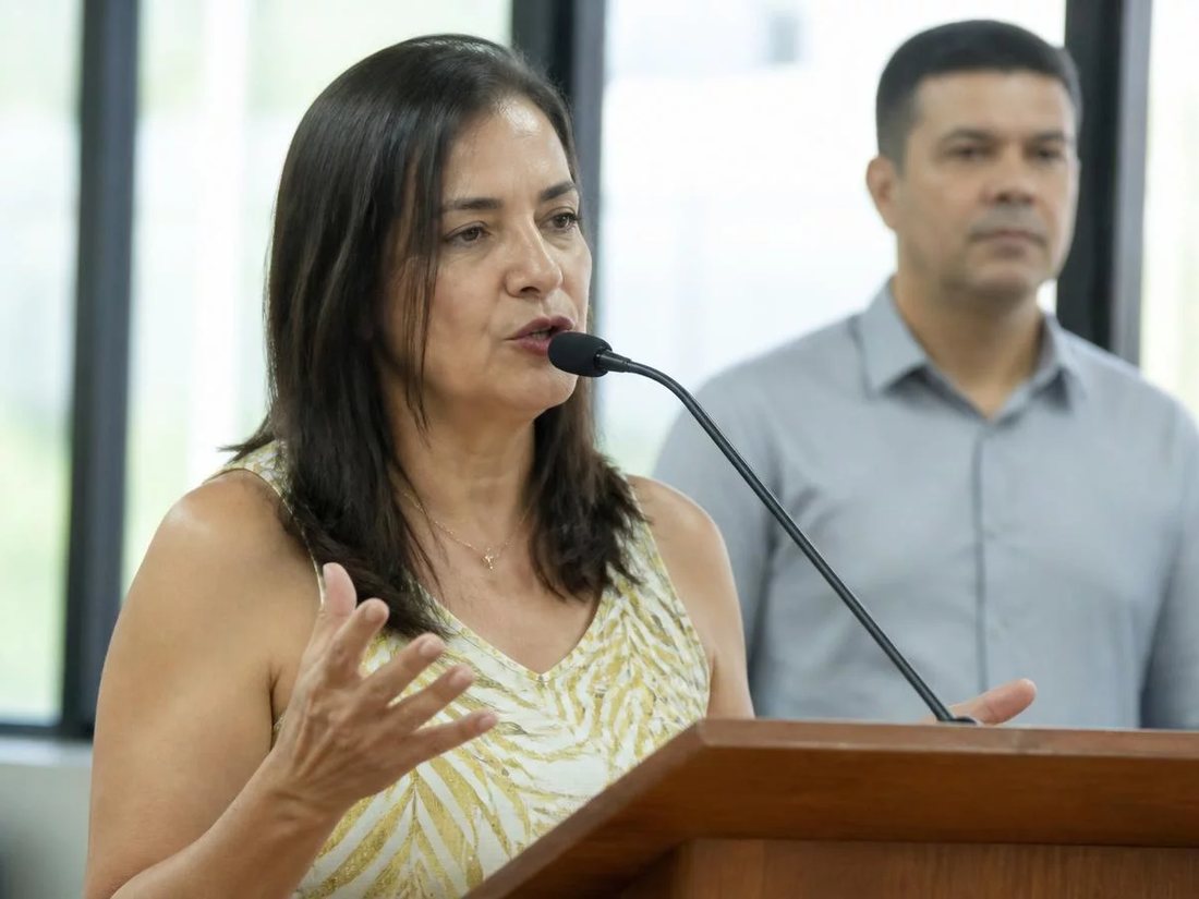 Mesa vista de cima, com um esquema de argumento traçado a lápis numa folha