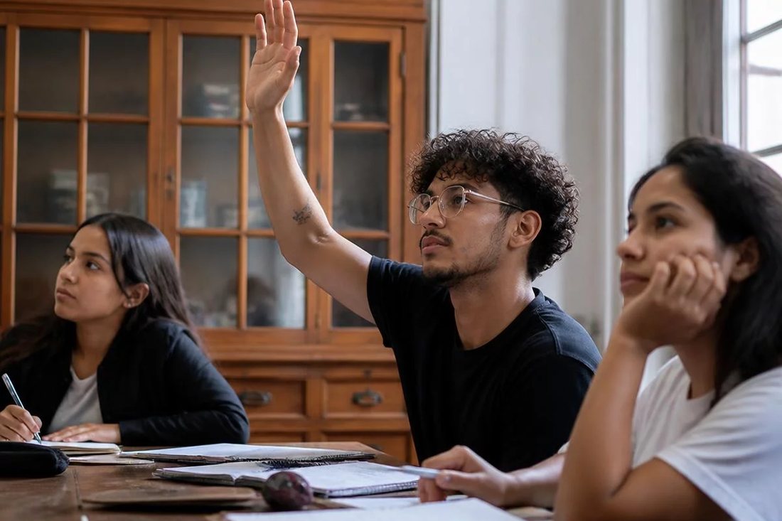 Facilitador em pé apontando para um argumento escrito no quadro durante a sessão